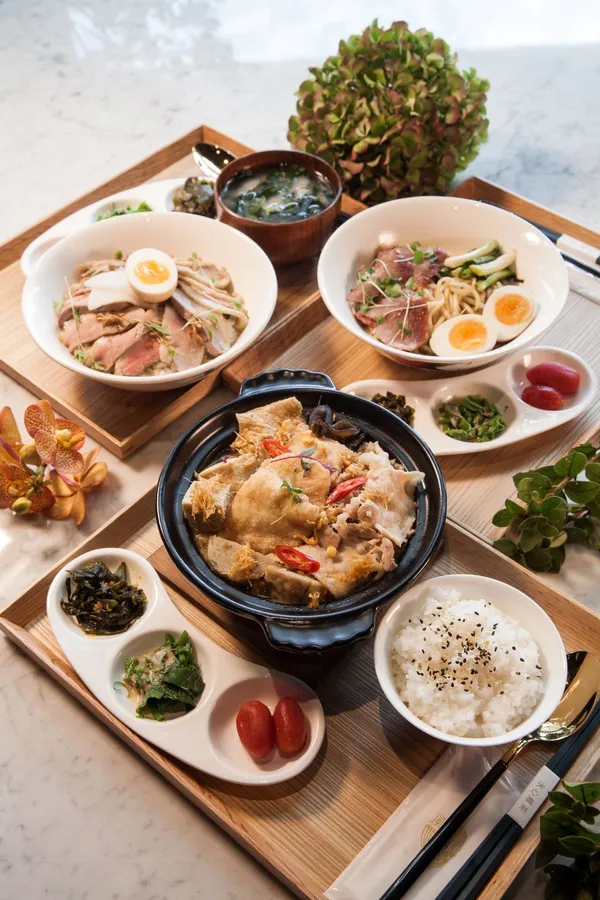 [發稿照從左至右] 櫻桃鴨肉飯＿什錦砂鍋魚飯＿松阪香蔥拌麵 _永心鳳茶.jpg