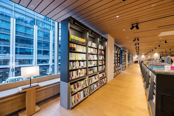圖三：參考敦南店經典閱讀意象，誠品生活日本橋規劃30米文學長廊，並於窗邊設置座席，款待讀者靜心閱讀。