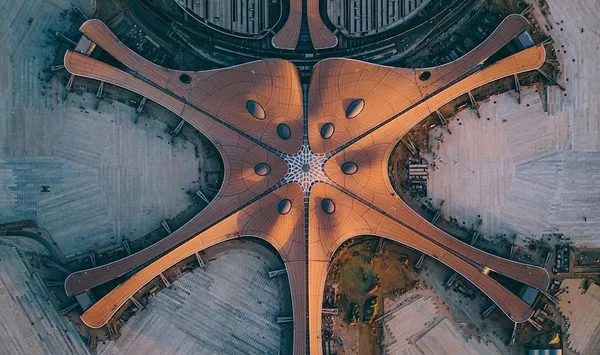 世界最大單一建築航站樓！Zaha Hadid 設計，北京大興國際機場正式完工啟用