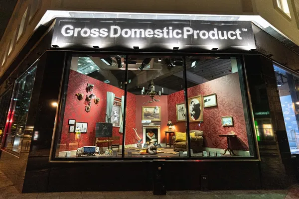 Banksy 開快閃選品店！為奪回商標權而開賣，店名「GDP」、價格親民易入手