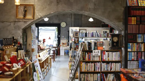 進駐百年鐵路倉庫，如同「柑仔店」般的獨立書店──宜蘭「舊書櫃」