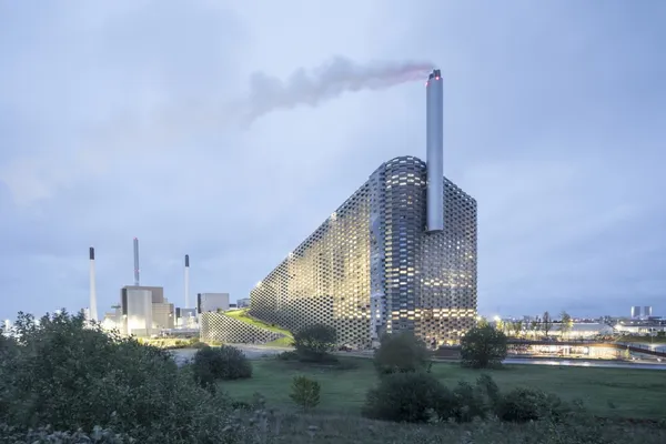 是垃圾發電廠，也是滑雪場、攀岩場！2019 年度最期待建築之一、BIG 新作 CopenHill 完工啟用