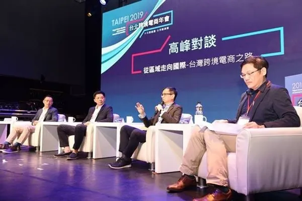 eBay全球跨境電商業務執行總裁林奕彰（右二）、PChome Thai總經理蔡文雄（左二）以及Pin