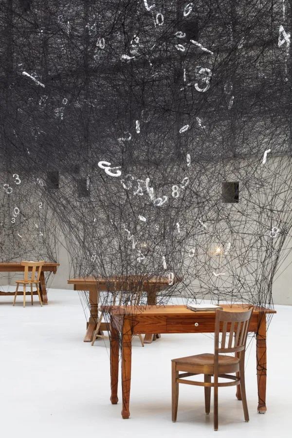 塩田千春 Counting Memories 02.jpg