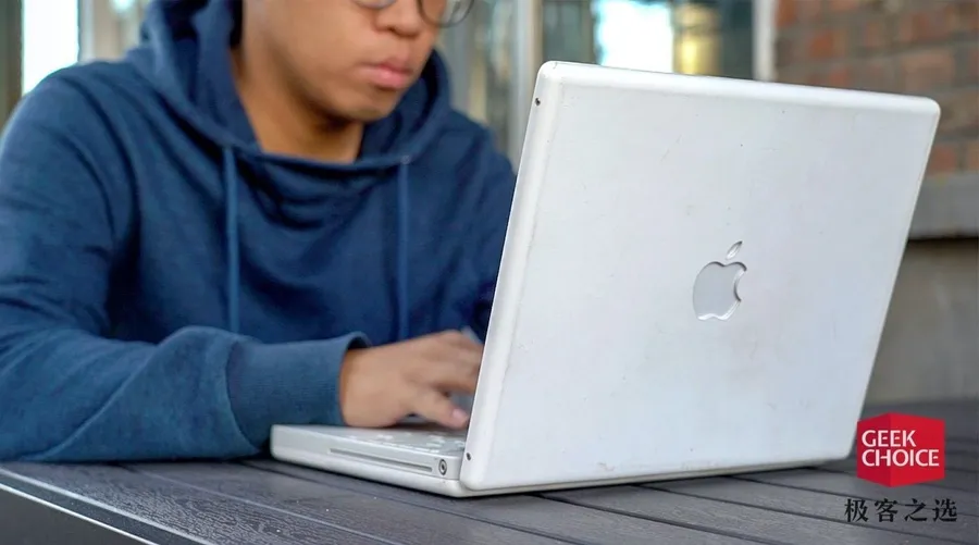 蘋果15年前的筆記型電腦iBook G4，竟然比MacBook還有「良心」？