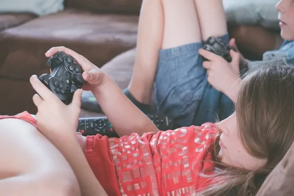 gaming-girl-kids-1103555-1-1024x682
