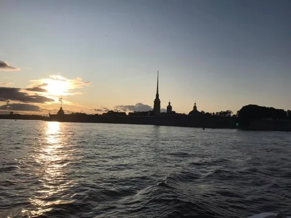聖彼得堡夕陽與氣象萬千，在河面上捕捉夕陽。
