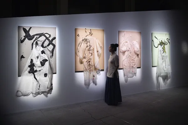 董陽孜《讀衣IV》開展！以書法墨寶為靈感，7 組設計師化春夏秋冬於衣袖之間