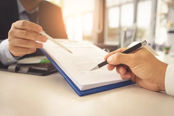 shutterstock_1110153725_contract.jpg