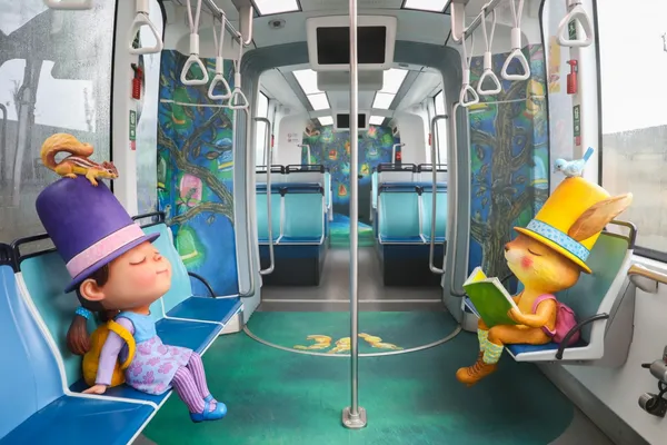 捷運化身行走的繪本！淡海輕軌週年「幾米主題列車」登場，繪本主角化身乘客相伴