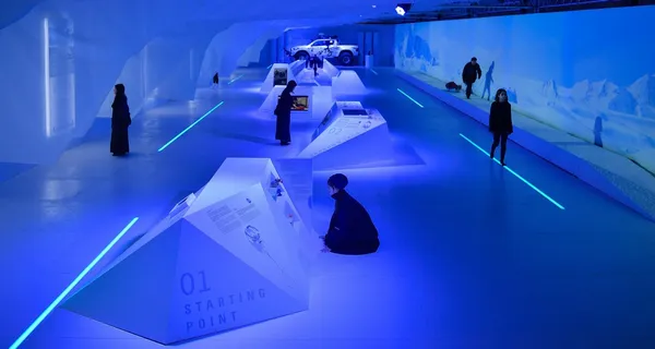 「去你的南極」特展松菸揭幕！頭燈探照、彎腰入屋，結合身體感知的 5 大觀展重點整理
