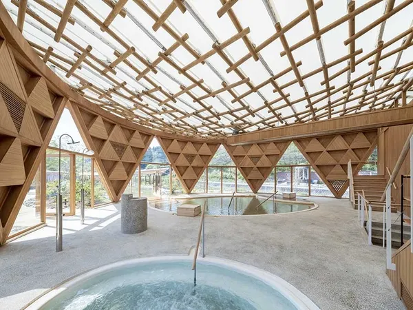 與自然融合的建築智慧！坂茂操刀，俯瞰芹川美景的日本大分「Kur Park長湯」