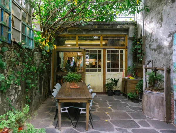 別有洞天的頹美老宅！恆春的獨特建築風景「湯匙放口袋」咖啡廳