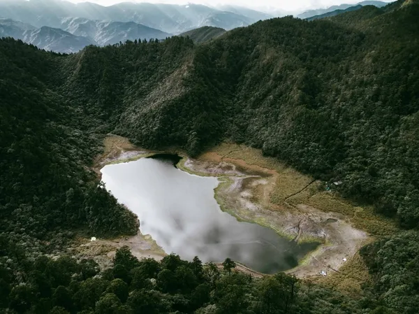 4月-松蘿湖-屬雪山山脈系、雲霧繚繞而聞名，有十七歲少女之湖之稱-攝自淨愛高山.jpg