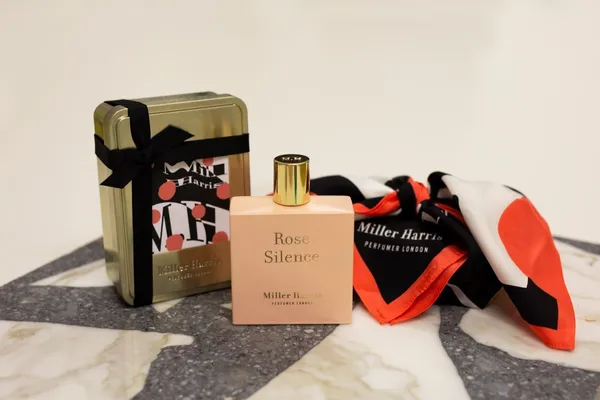 MillerHarris_玫瑰晨語聖誕限定彩瓶 NT$4,950  100ml_情境圖.jpg