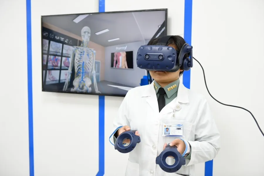 上一堂大體老師沒辦法教導的課，HTC、國防醫學院打造全台首間MR解剖教室