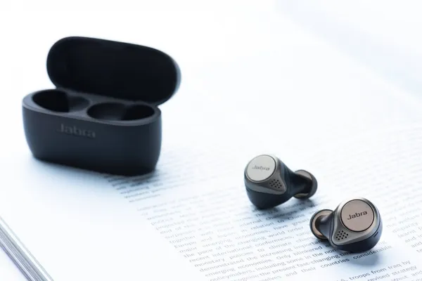 Jabra Elite 75t目前上市提供太空灰、鉑金米兩款選擇。