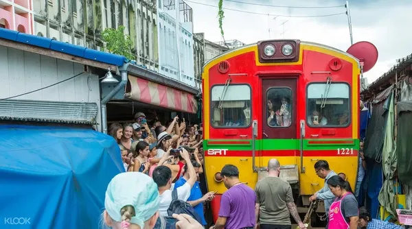 (圖1)在泰國曼谷美功鐵道市場，欣賞火車從市集中間穿梭而過.jpg