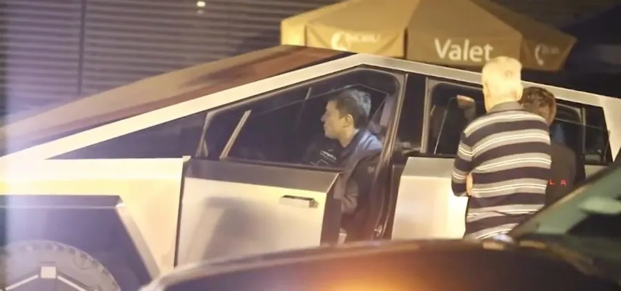 特斯拉Cybertruck高速公路現蹤！馬斯克親自駕駛愛車在洛杉磯兜風
