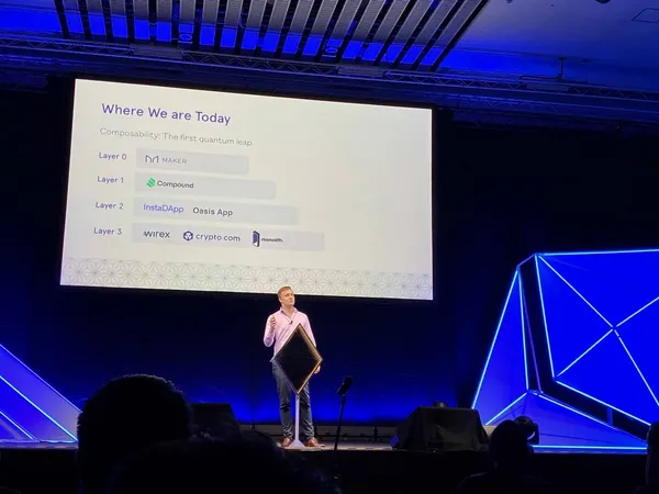 照片中是 MakerDAO CEO 於今年 Devcon5 的主題演講