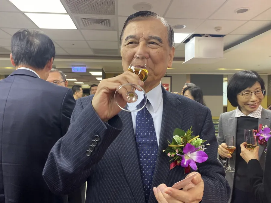 東元黃茂雄直球對決黃育仁，聯手私募基金、砸18.45億元公開收購菱光科技！