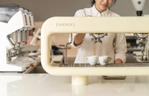 fika_Fika Fika遠百信義A13吧台上的咖啡機降低了與顧客的距離，也是視覺焦點。.jpg