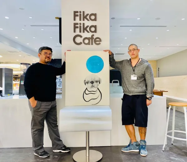 fika_蔣友柏的油畫作品，除了出現在咖啡杯上，也掛在Fika Fika店裡。.jpg