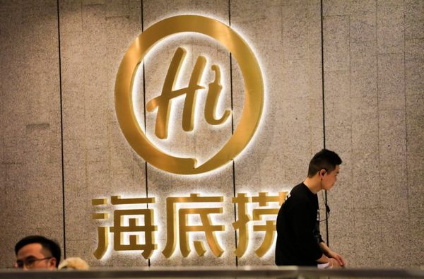  「別再甩麵了，給我降價」：海底撈股價跌 8 成，極致服務為何不再吃香？