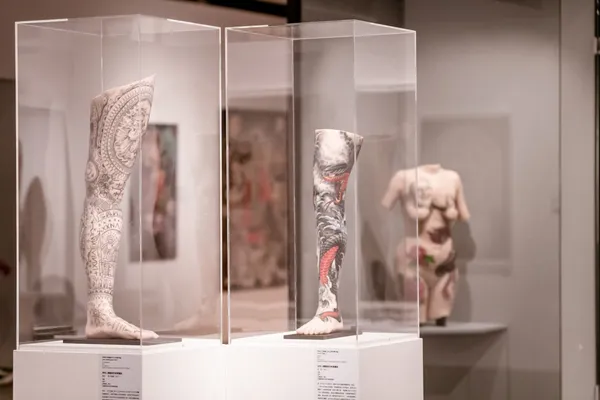 《刺青–身之印》高美館開展！攜手法國凱利布朗博物館，逾 200 件作品追溯古老部落圖騰文化