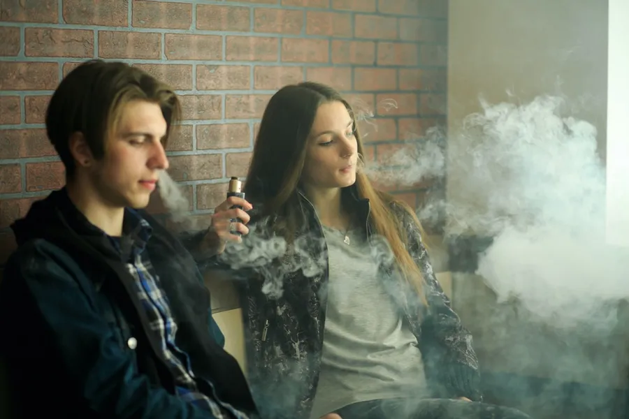 28%高中生每天都要抽！美國擬推加味電子菸煙彈禁令，薄荷、水果、甜點口味恐禁售