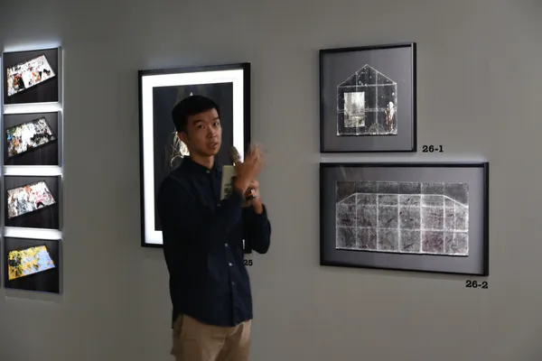 藝術家黃至正導覽展出作品《侵蝕的記憶-堡壘》.JPG