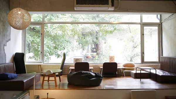 坐擁療癒人心的大片綠景！店貓貝克坐鎮，如回家般舒服的「貝克宅」咖啡廳