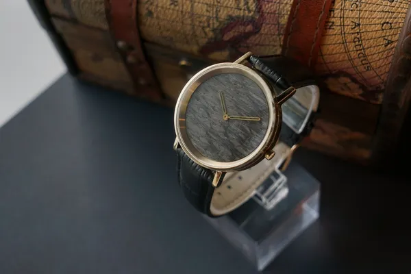 ZuWATCH_ 木藝系列-黑羽_情境照01.jpg