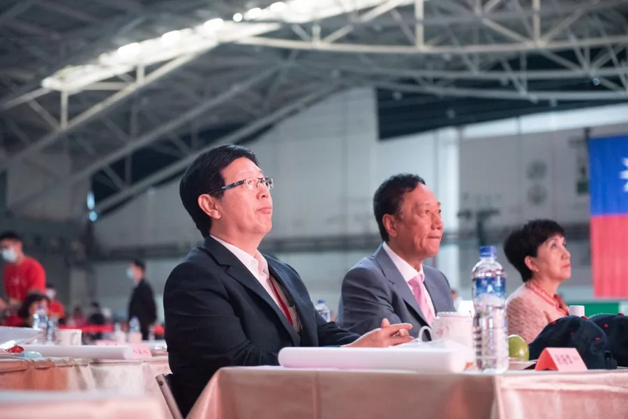 iPhone 12助攻！鴻海去年營收創3大新高，股價續飆市值逼近1.5兆
