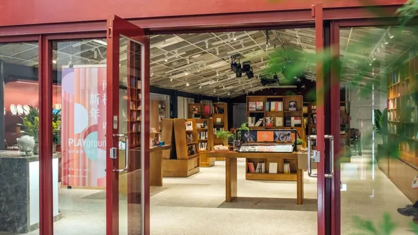 是書店也是劇場！四四南村「PLAYground」以台灣「眷村紅」打造看與被看的空間新美學