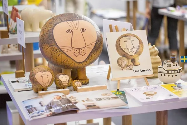 微笑獅子、發楞小狗！瑞典陶藝家 Lisa Larson 個展，集結 220 件作品東京登場