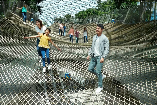  Jewel Changi Airport_Manulife Sky Nets Walking