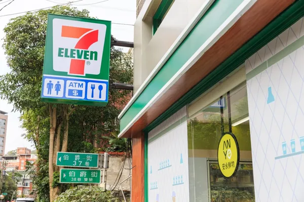 7-ELEVEN正式發表第11種全新複合型態—「冷凍旗艦店」,圖為門市外觀。 (2).jpg