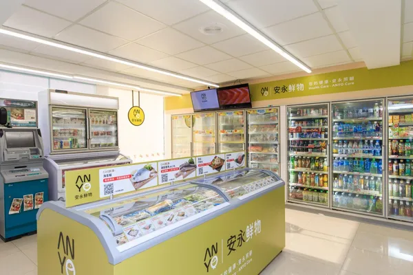 7-ELEVEN冷凍旗艦店，擴大冷凍品項與生鮮結構，為國內便利商店首創將海島型冷凍冰箱搬進門市。.j