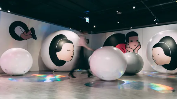 泰國插畫家 Gongkan 來台開展！大玩錯視效果，打造虛擬、現實交錯的「黑洞裝置藝術」