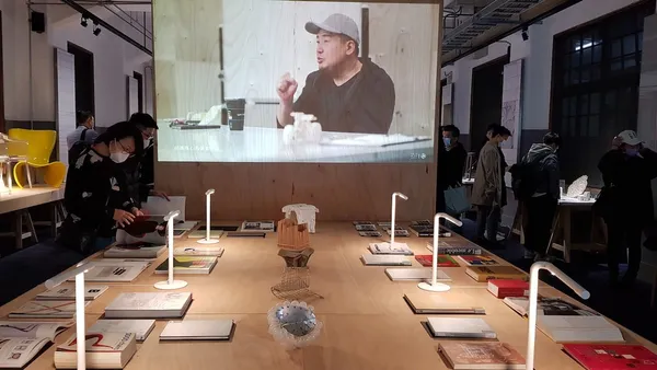 松菸坐座做．做座展