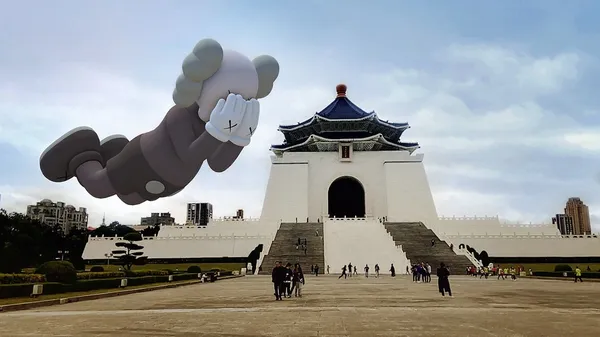 展出方式再突破！KAWS 新作再臨中正紀念堂，結合 AR 虛擬實境技術同步全球展出