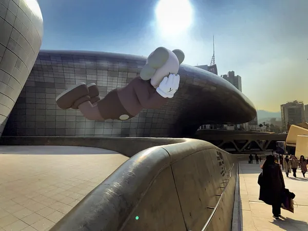 KAWS-EXPANDED HOLIDAY01.jpg