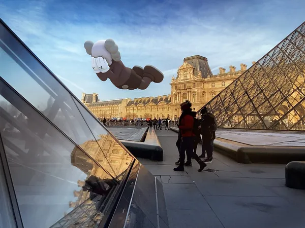 KAWS-EXPANDED HOLIDAY03.jpg