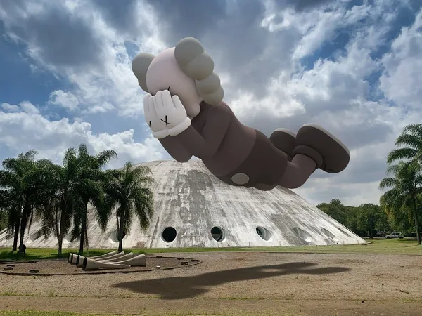 KAWS-EXPANDED HOLIDAY04.jpg