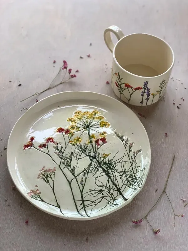 Hessa Al Ajmani 植物押花陶器 01.jpg