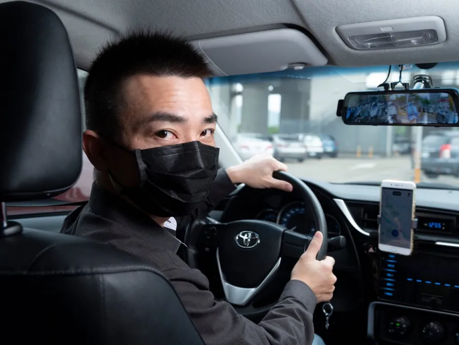Uber搭上疫情溜滑梯、股價單月內掉一半，執行長急喊：還有40億美元現金！