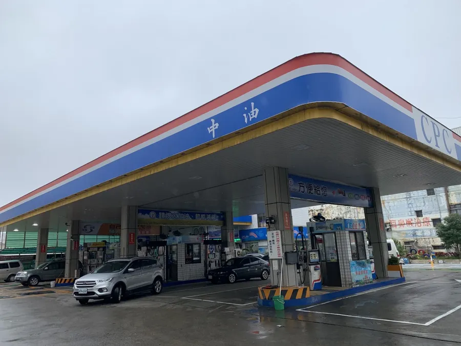 國內油價22日再漲0.35、95汽油每升28元！一張圖看懂全球灑錢如何讓油價直奔12個月新高