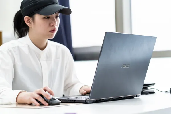 ASUS 陳青琳 W700