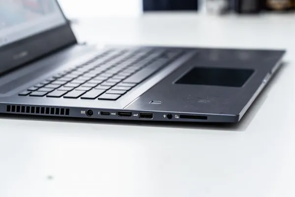 ASUS 陳青琳 W700